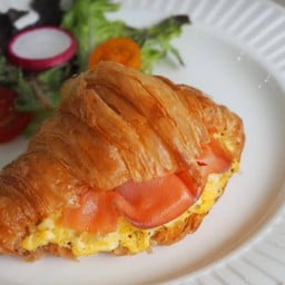 Smoked salmon scrambled croissant (LM)
