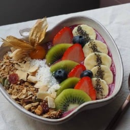 Mixed berry smoothie bowl (LM)