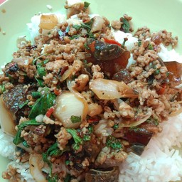 กระเพราไข่เยี่ยวม้าหมูสับ