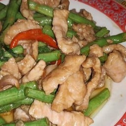 กระเพราไก่สับ ราดข้าว