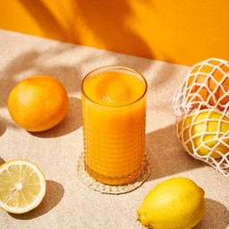 น้ำส้มคั้นสด + น้ำเเข็งก้อนกลม