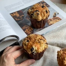 Blueberry crumble muffin (LM)