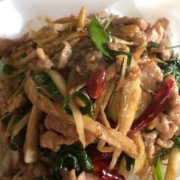 กระเพราหมูหน่อไม้