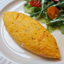 Smoked salmon omelette (LM)