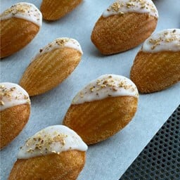 Lemon Madeleine with lemon glaze (LM)