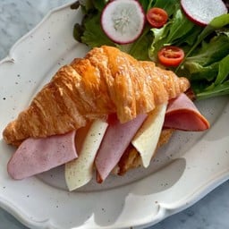 Emmental cheese & smoked ham croissant (LM)