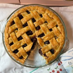Cherry pie with vanilla sauce(LM)