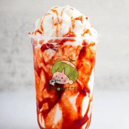 มะพร้าวน้ำหอมนมสดปั่น  ราดซอสสตรอเบอรี่  ( มะพร้าวบ้านแพ้วแท้ 100%)