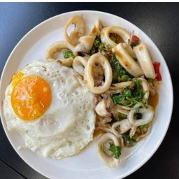 กะเพราหมึก/ไข่ดาว