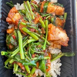 พริกแกงหมูกรอบผักบุ้ง