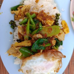 เคร่ืองแกงรวมมิตรราดข้าว