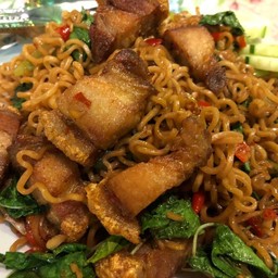 กระเพรามาม่าหมูกรอบ