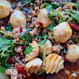 กระเพราลูกชิ้นหมู + หมูสับราดข้าว