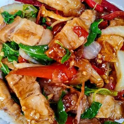 ข้าวกะเพราหมูกรอบ พริกแห้ง