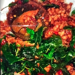 ไข่เยี่ยวม้ากระเพรากรอบราดข้าว