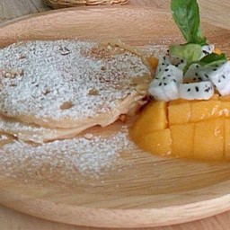 แพนเค้กพร้อมมะม่วงแก้วมังกร Vegan pancake with mango and tropical fruit