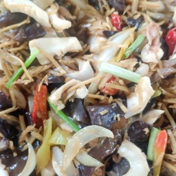 ผัดขิงราดข้าว