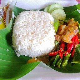 เครื่องแกงหมูกรอบ(กับข้าว)