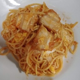 สปาเก็ตตี้ผัดซอสหมูกรอบ