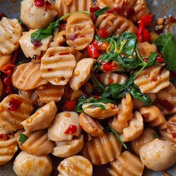 กระเพราลูกชิ้นหมู + ไส้กรอกเหลืองราดข้าว