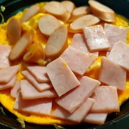 ข้าวไข่ข้น เแฮม+ไส้กรอก