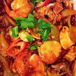 ทะเลผัดผงกระหรี่ ราดข้าว