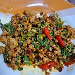 กระเพราหมูสับราดข้าว