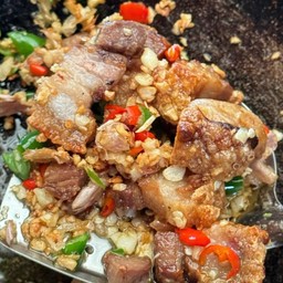 ข้าวหมูกรอบทอดพริกเกลือ