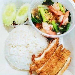 ชุดข้าวผัดผักรวมกุ้ง+ไก่ทอด