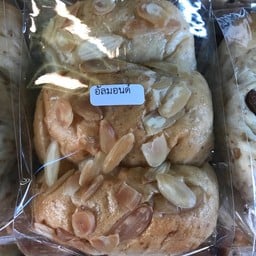 ขนมปังโฮลวีท หน้าอัลมอนด์