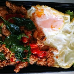 ข้าวกะเพราหมูสับไข่ดาว