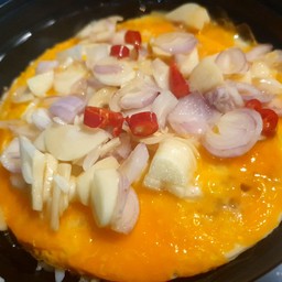 ข้าวไข่ขยี้พริกน้ำปลา