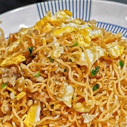 ผัดมาม่าใส่ไข่ไก่สับ