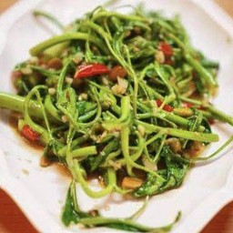 ผัดกระเฉดหมูกรอบ