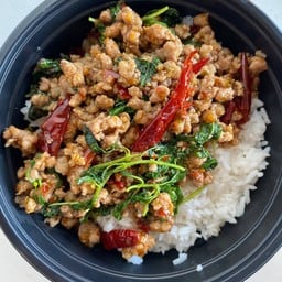 กะเพราหมูสับพริกแห้งราดข้าว