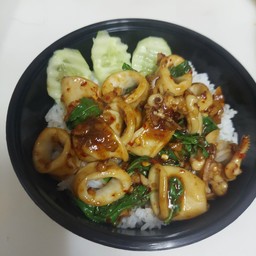 ข้าวหอมมะลิราดกระเพราปลาหมึก