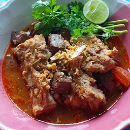 เกาเหลาเงี้ยวรวม (เลือด+กระดูกหมู)