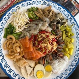 ตำถาดแซลมอนกุ้งสดหอยแครง