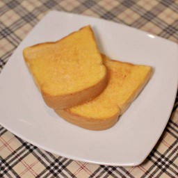 ขนมปังปิ้งเนยนม