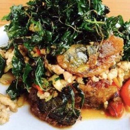 กะเพรากรอบไข่เยี่ยวม้า