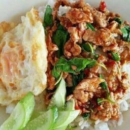 กระเพราหมูชิ้นราดข้าว