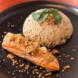 ข้าวผัดกระเทียมแซลมอน