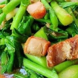 ผักคะน้าหมูกรอบ