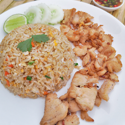 ข้าวผัดไก่กระเทียมพริกไทย