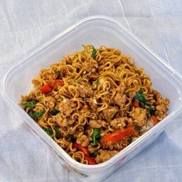 ข้าวราดกะเพรามาม่าหมูสับ