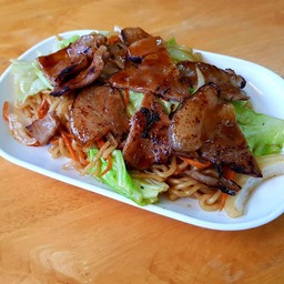 บะหมี่ผัดซอส หมูย่าง
