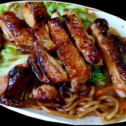 บะหมี่ผัดซอส ไก่ย่าง