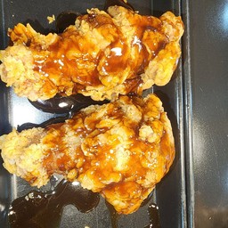 ปีกบนไก่ราดซอสกระเทียม