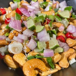 ยำเม็ดมะม่วงทรงเครื่อง