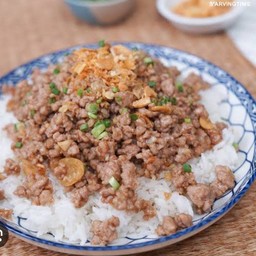 ข้าวกระเทียมหมูสับ